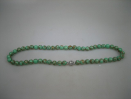 Antiek gemêleerd Agaat collier met Zilverkleurige  magneetsluiting en gezet met Spinel  steentjes