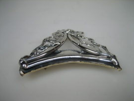 Alpaca Broche Speld Zilverkleurig Vergulding mensen in nood uit ca. 1925