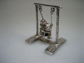 Zilver miniatuur met jong meisje op de schommel uit ca. 1954