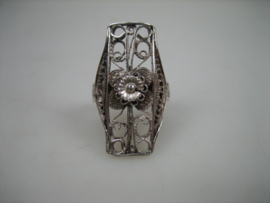 Antieke hand vervaardigde zilveren ring met bloemmotief