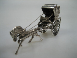 Zilveren oud rijtuig miniatuur Paard en rijtuig met koetsier op de bok