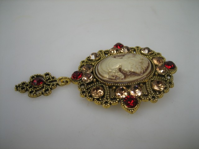 Klassieke Broche met bergkrisstallen en brugspeld brons-goudkleurig verguld nieuw
