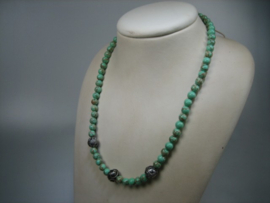 Antiek gemêleerd Agaat collier met 3 zilverstukken en met een zilveren sluiting