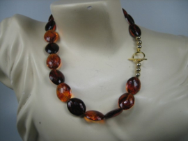 Amber ovaal exclusief collier met kapittelstokje en gouden balletjes