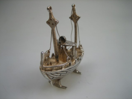 Zilveren twee master scheepje boot miniatuur uit ca. 1965