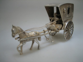 Zilveren Rijtuig met paard en man op weg naar zijn klant uit ca.1989