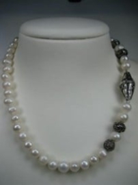 Antiek Parels collier met zilver sluiting met diversen zilver stukken