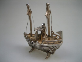 Zilveren twee master scheepje boot miniatuur uit ca. 1965