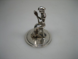 Zilveren miniatuur een dame zittend op haar krukje uit ca. 1981