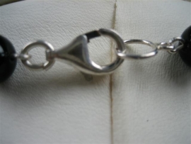 Onyx collier met zilveren tussen stukken en zilveren sluiting
