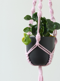 Macramé plantenhanger roze