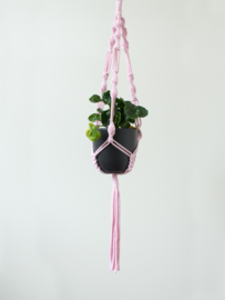 Macramé plantenhanger roze