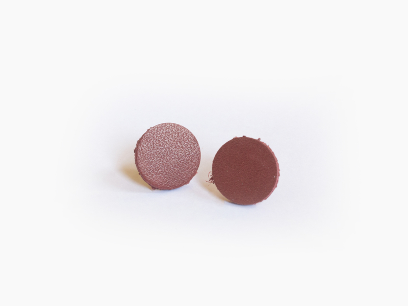 Leather earstuds red-brown