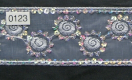 Tule kant wit bloemen en pailletten 5,5 cm breed.