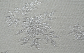 Jacquard coutill  off-white / creme  met kleine witte bloem 142 cm breed. (prijs per 50 cm.)