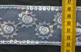 Tule kant wit bloemen en pailletten 5,5 cm breed.