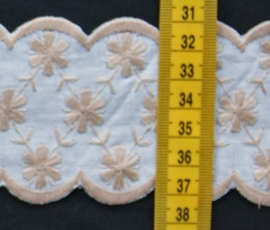 Kant katoen met beige geborduurde bloem 6,5 cm breed.