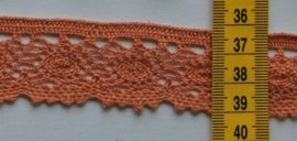 Gebreid kant perzik bruin   3 cm breed.