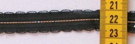 Kant zwart met zilver stiksel en schulp  1,5 cm breed.