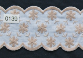 Kant katoen met beige geborduurde bloem 6,5 cm breed.