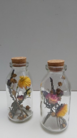 Smal flesje met droogbloemen