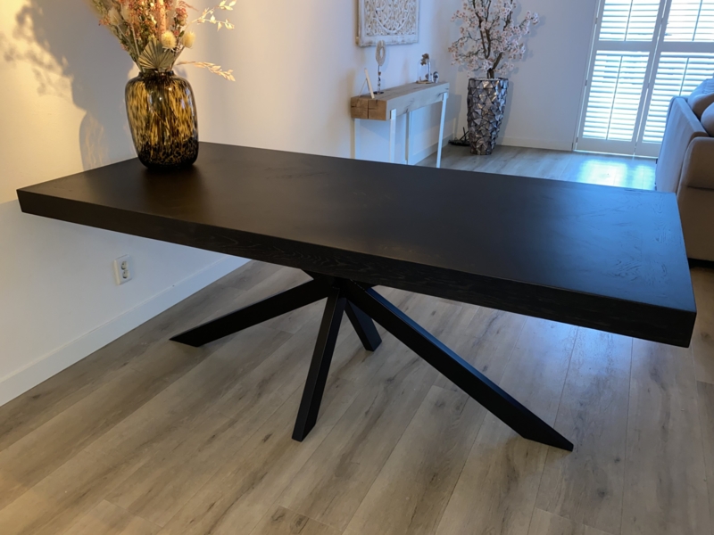 Zwarte visgraat eiken tafel Mosina met matrix onderstel (Tafel met de