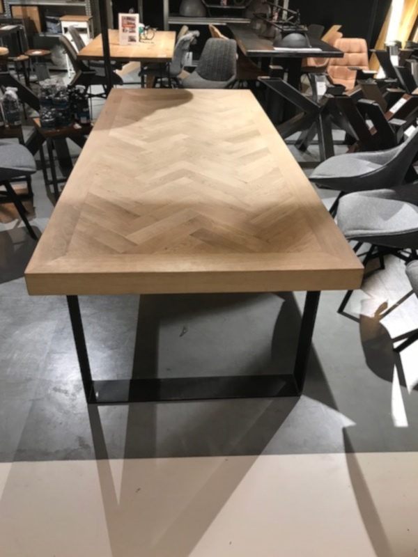 Ongekend Visgraat eiken tafel Mosina met U-onderstel (Tafel met de volgende NN-18