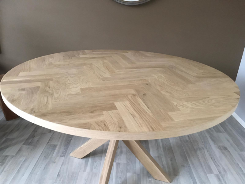 Ronde visgraat eiken tafel Lawica met eiken matrix poot (Ronde tafel in