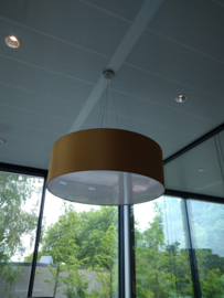 Hanglampen boven een vergadertafel van de RABO bank Geldrop.