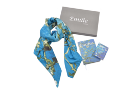 Geschenkset Van Gogh amandelbloesem | Zijden sjaal + notitieboek (A5) + paspoorthoesje | Verpakt in giftbox | Cadeau