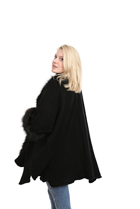 Arbitrage Verschuiving Zuivelproducten Emilie Scarves Poncho omslagdoek cape vest met mouwen- zwart - nep bont |  WINTER COLLECTION | Emilie Scarves