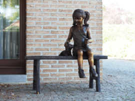 B1381 - Meisje op bank