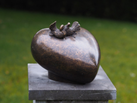 Bronzen urn Hart met duif