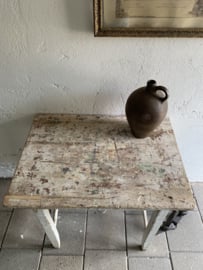 Oude brocante tafel