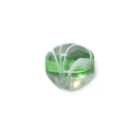 Doorzichtige glaskraal binnenin bewerkt met groen en wit
