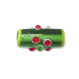 Langwerpige, groene glaskraal met rode en groene uitsteeksels
