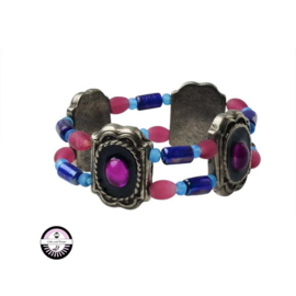 Elastische armband met metaalkleurige kralen en blauwe en roze glaskralen
