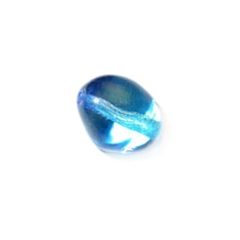Blauwe doorzichtige glaskraal met flauwe slingerachtige vorm