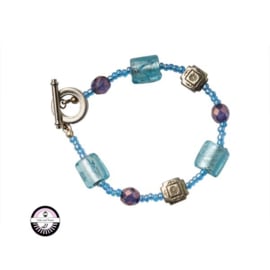 Armband met met lichtblauwe en paarse kralen