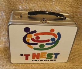 Koffertje/lunchbox  van metaal met geboortekaartje