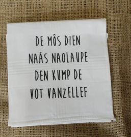 Zakdoek "De môs dien naäs naolaupe..."