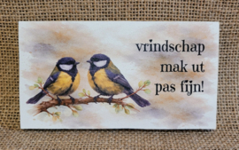 Vrindschap, houten tekstbordje op een schildersezeltje.