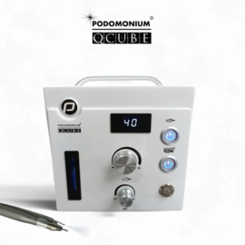 Ambulante pedicureset : Podomonium QCube,  natfreestoestel, beensteun, steun voor lampje, opvangschaal,  loupelamp, professionele koffer, 6 delige frezenset, frezendoosje, sprayvloeistof, handstukspray