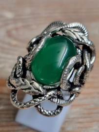 Echt zilveren bewerkte ring met groen jade. mt. 17.5