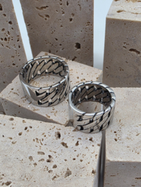 Trendy ladies ring ixxxi