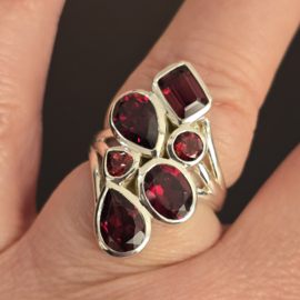 Echt zilveren ring met Granaat,  maat 18.5