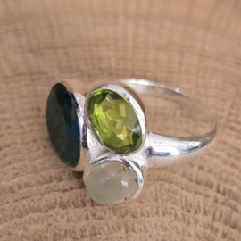Echt zilveren  ring met saffier en Peridoot, maat 19