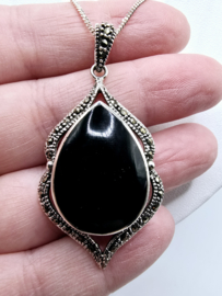 Echt zilveren hanger Marcasiet met Onyx.