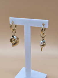 Creolen met bedeltjes schelpen, natuurlijke stenen en zoetwaterparels