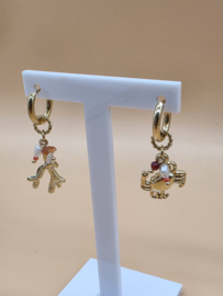 Creolen met bedeltjes in de vorm van koraal, krab, natuurlijke stenen en zoetwaterparel